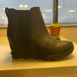 Black Sorel Joan of Arc Wedge II size 8.5